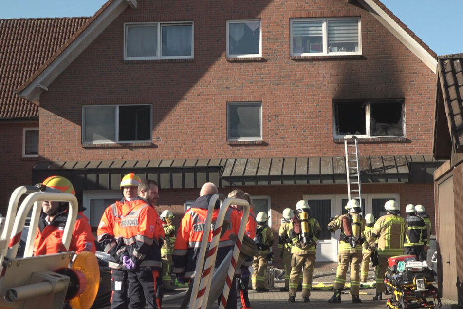 Feuer-Drama in Mehrfamilienhaus: Bewohner stirbt in den Flammen
