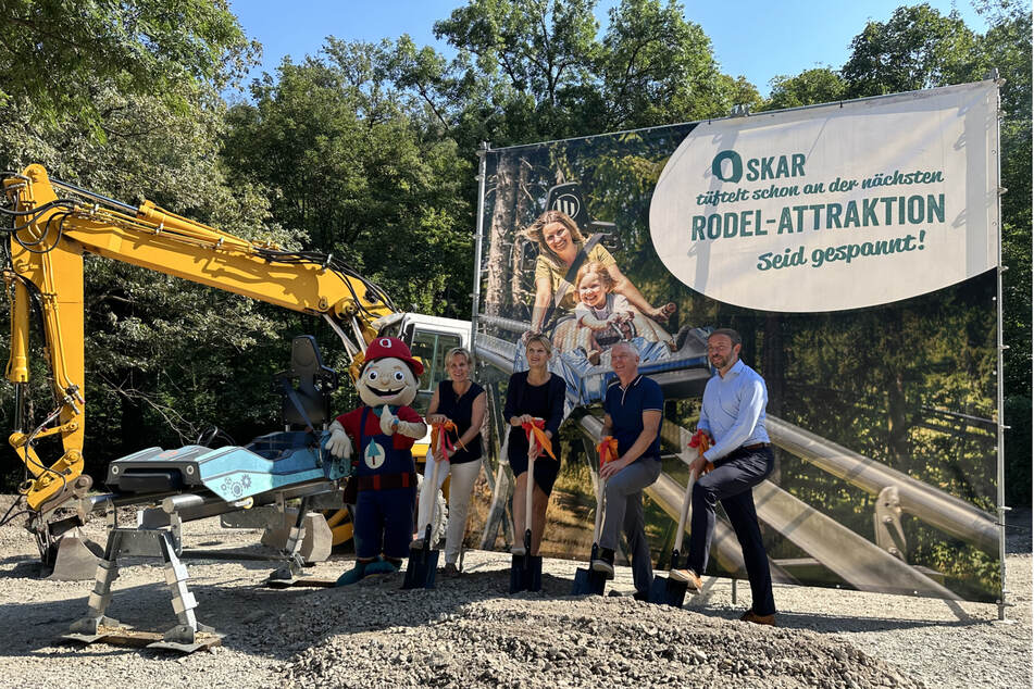 Gemeinsam mit Maskottchen Oskar (l.) und Staatsministerin Barbara Klepsch (59, CDU, 2.v.l.) wurde am Mittwoch der erste Spatenstich gesetzt.