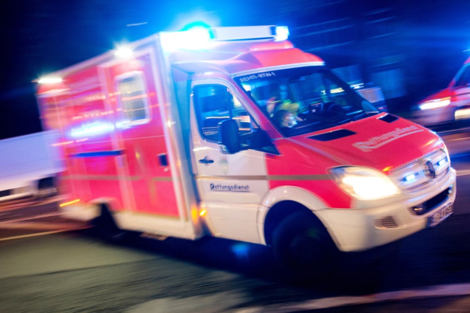 Mit einem gestohlenen Rettungsdienstfahrzeug hat ein Mann in München eine Spur der Verwüstung hinterlassen. (Symbolbild)