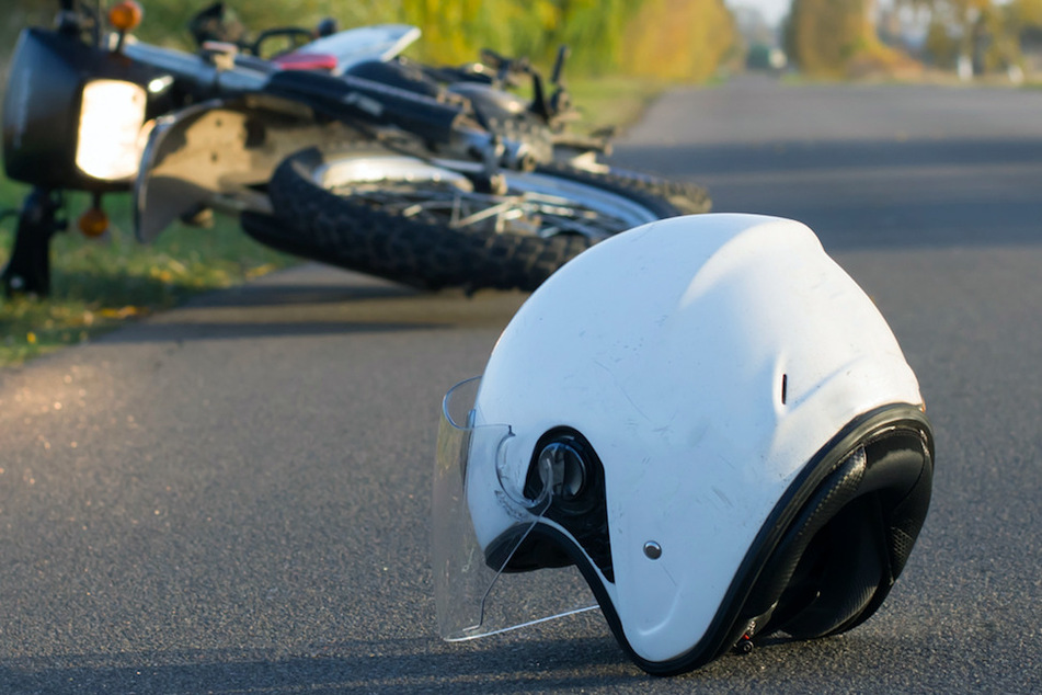 Bei einem Unfall in Niederbayern kam ein Motorradfahrer ums Leben. (Symbolbild)