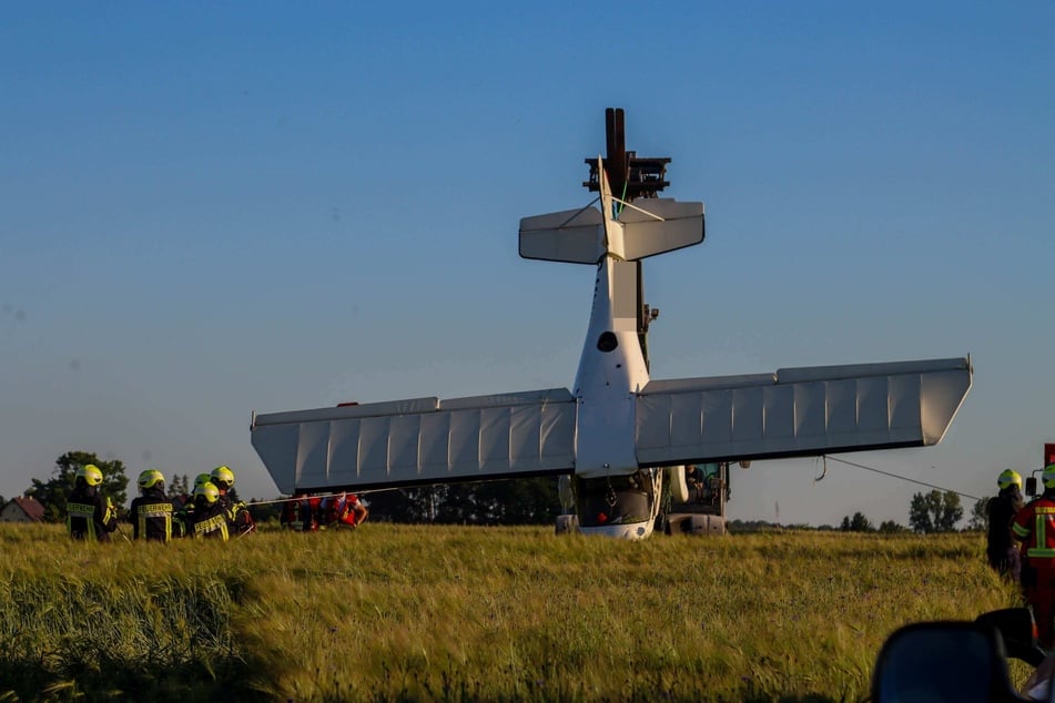 Mithilfe eines Teleskopradladers konnte das beschädigte Flugzeug abgeschleppt werden.
