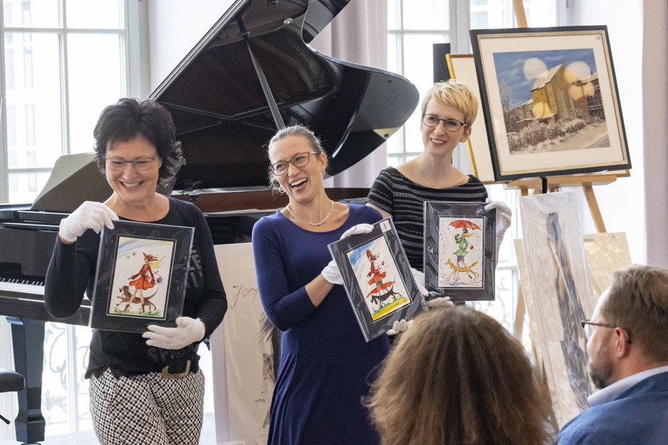 Die "Sonnenstrahl"-Mitarbeiterinnen Silke Kaiser (55), Silvia Ender (33) und Annegret Riemer (39) präsentieren die Kunstwerke.