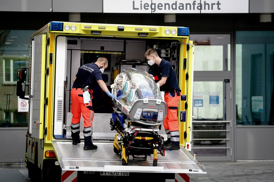 Sanitäter vom Bundeswehr Rettungsdienst bringen die Spezialtrage, mit der Nawalny in die Charite eingeliefert wurde, zurück in den Krankenwagen.