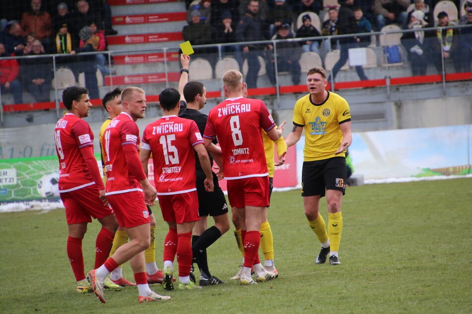Ben Colin Weigel (r., VfB Auerbach) sah nach einer Viertelstunde die erste Gelbe Karte in dieser Partie.