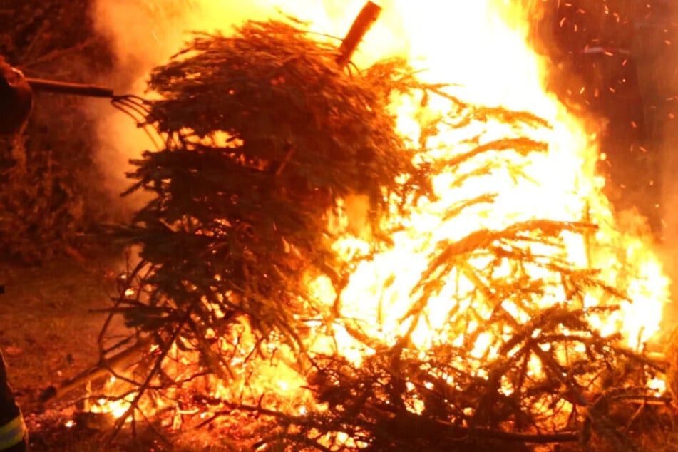 Viele Feuerwehren veranstalten ein Weihnachtsbaumverbrennen - auch die Feuerwehr Euba. (Symbolbild)