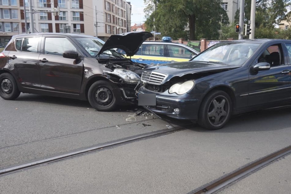 Im Leipziger Westen ist es am Samstag zu einem Kreuzungscrash zwischen zwei Autos gekommen.