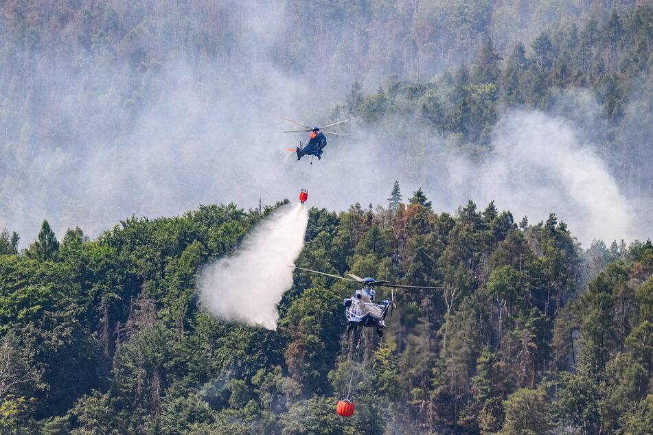 Diese Szenen gilt es zu vermeiden: Hubschrauber probieren mit Löschwasser-Behältern Herr der Lage zu werden. (Archivbild)