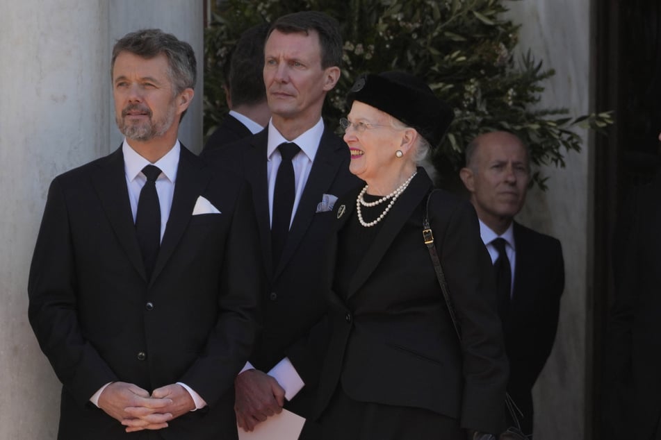 Von den dänischen Royals mit dabei: Kronprinz Frederik (54, l.) , Königin Margrethe II. (82, r.) und Joachim Prinz von Dänemark (53, m.)