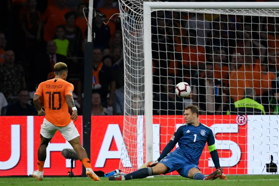 Deutschland-Schreck: Memphis Depay (Nr. 10) überwindet Keeper Manuel Neuer 2018. Beim Wiedersehen heute Abend fehlt er im Niederlande-Kader.