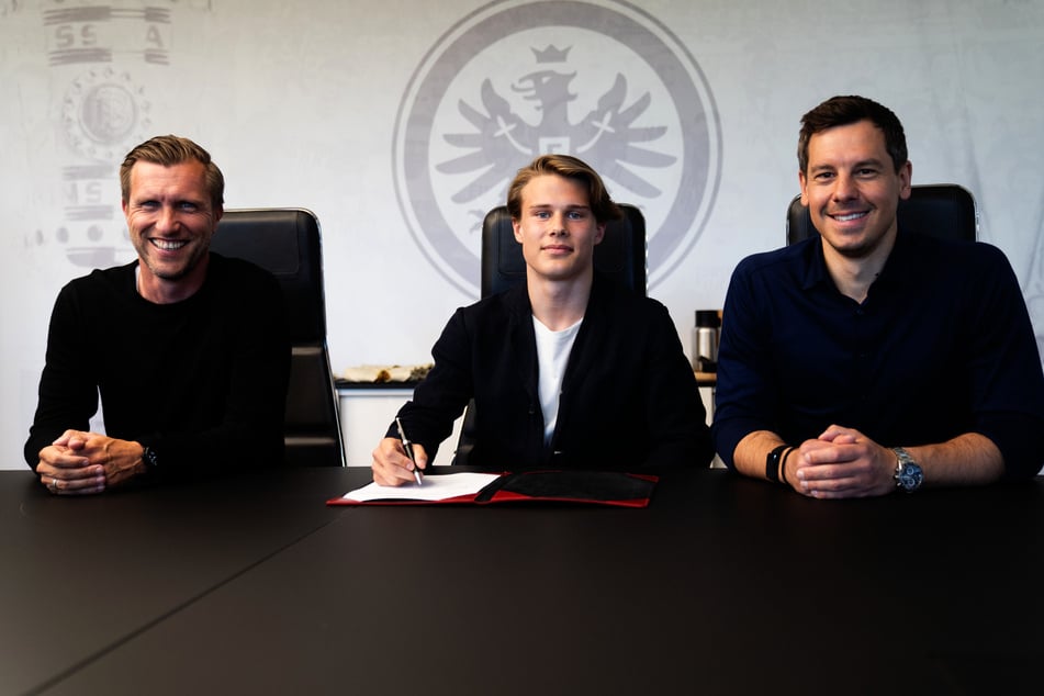 Sportvorstand Markus Krösche (44, l.), Love Arrhov (M.) und Sportdirektor Timmo Hardung (35) bei der Vertragsunterschrift: Allerdings wird der Spieler erst im Januar kommenden Jahres zur Eintracht stoßen.