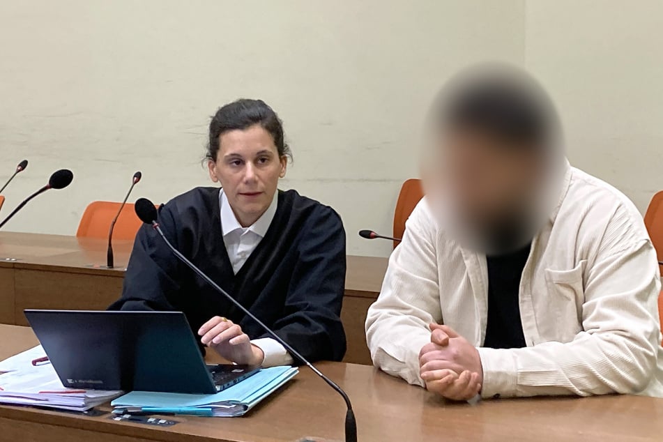 Der Angeklagte (r.) sitzt mit seiner Anwältin Daniela Gabler am Donnerstag auf der Anklagebank des Amtsgerichts München.