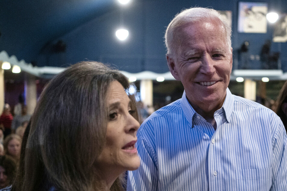 Marianne Williamson (l.) has again entered the Democratic presidential race against Joe Biden (r.), who has yet to announce his campaign this time around.