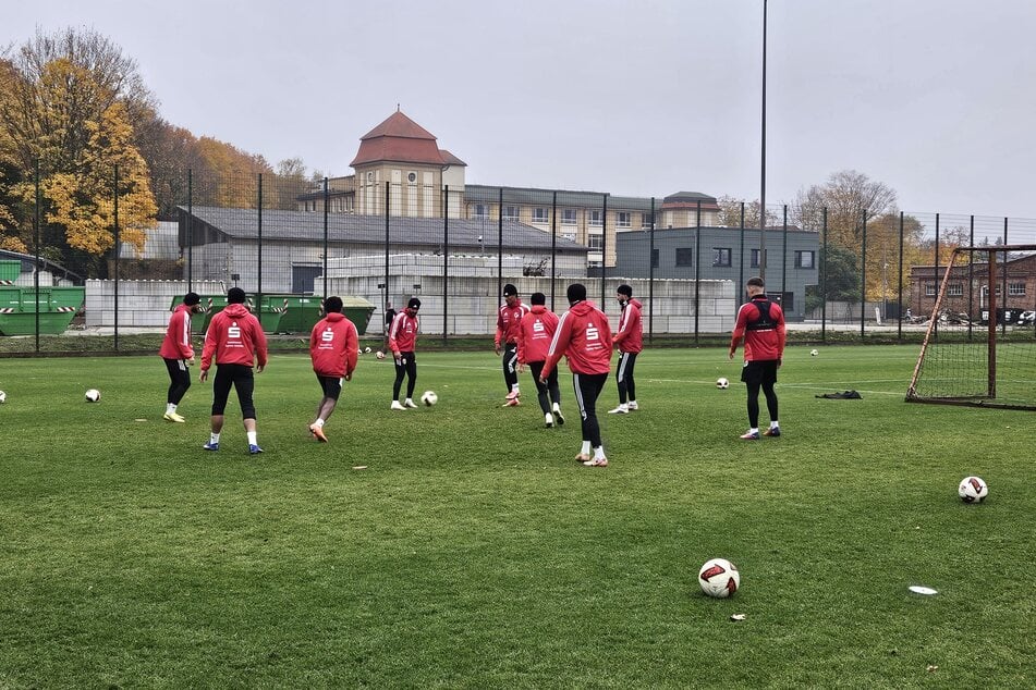 Leonardo Bittencourt (32, 4v.l.) und Justin Butler (25, 5.v.l.) sind wieder am Ball.