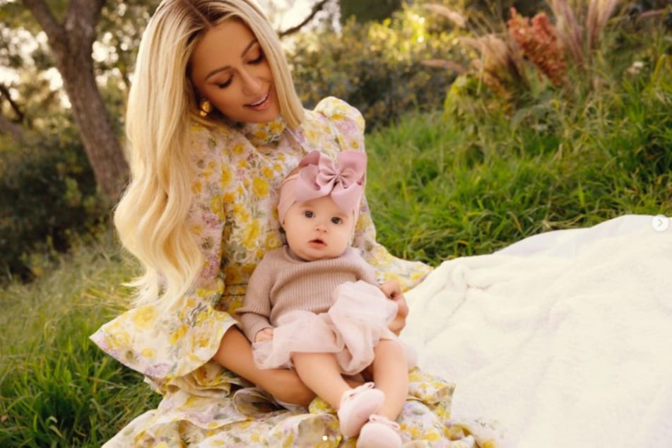 Fünf Monate nach der Geburt ihres zweiten Kindes hat Paris Hilton (43) erstmals ihre Tochter gezeigt.