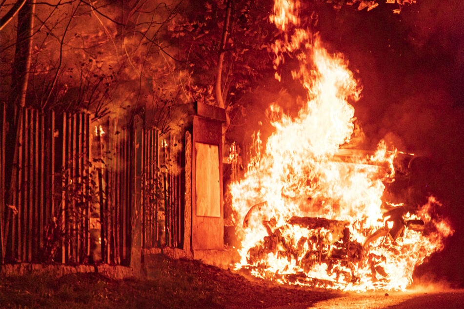 Feuerwehreinsatz in Sachsen: Hybridauto steht lichterloh in Flammen