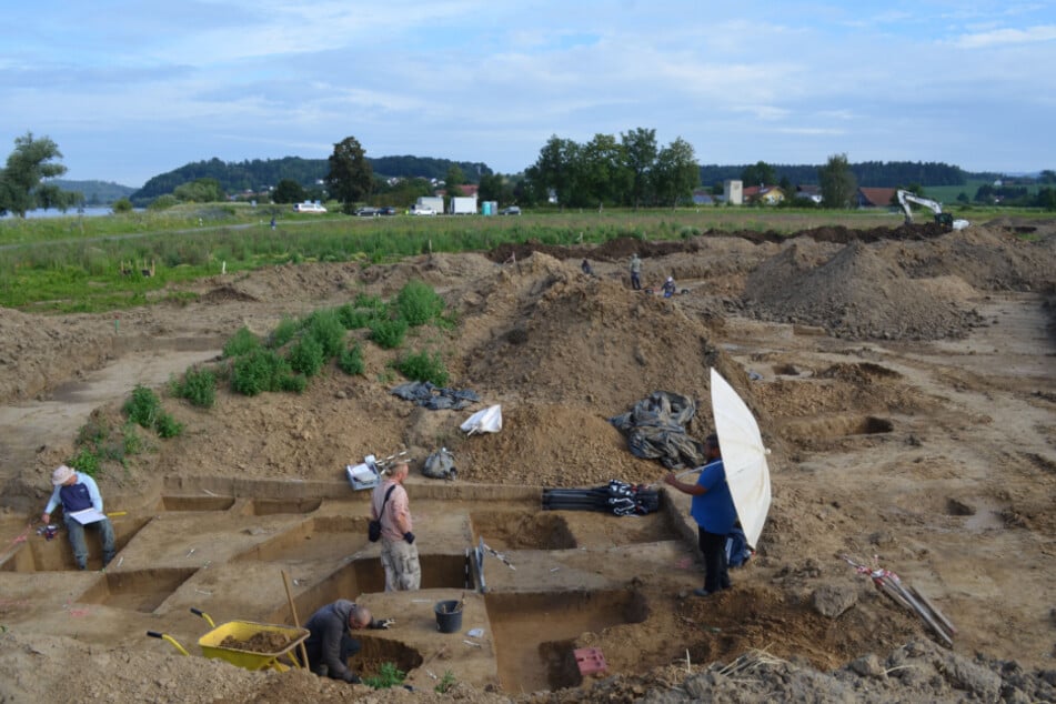 An der niederbayerischen Donau haben Historiker Hunderte archäologische Funde aus fast 5000 Jahren Menschheitsgeschichte entdeckt.