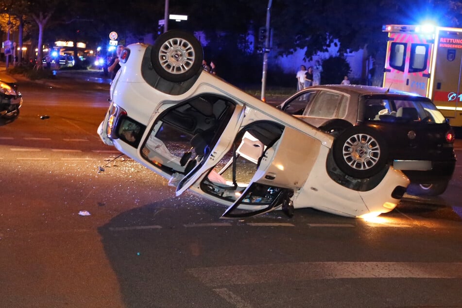 Auto landet nach Kollision auf dem Dach - Mehrere Menschen verletzt!