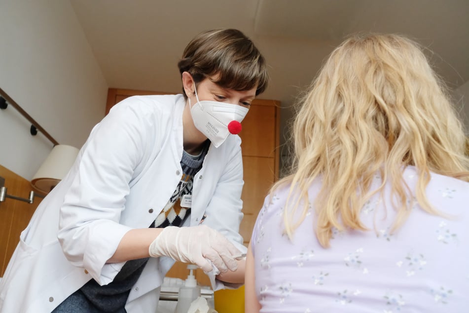 Im Leipziger Herzzentrum fand am Samstag unter dem Motto "Rote-Nasen-Impfen bis in die Nacht" eine Faschings-Impfaktion statt.