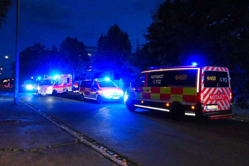 Es waren zahlreiche Rettungsfahrzeuge vor Ort, in den man sich um Personen mit Verdacht auf Rauchgasvergiftung kümmerte.