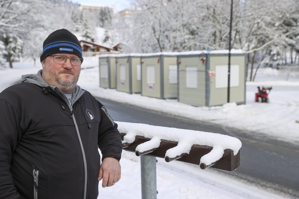 Freut sich, öffnen zu können: René Lötzsch (49), Chef der Schwebebahn am Fichtelberg.