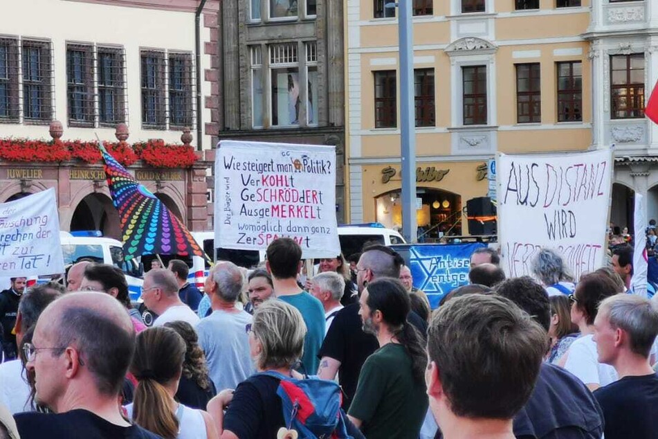 Die Teilnehmer der Demo waren mit zahlreichen Plakaten und Bannern ausgestattet.