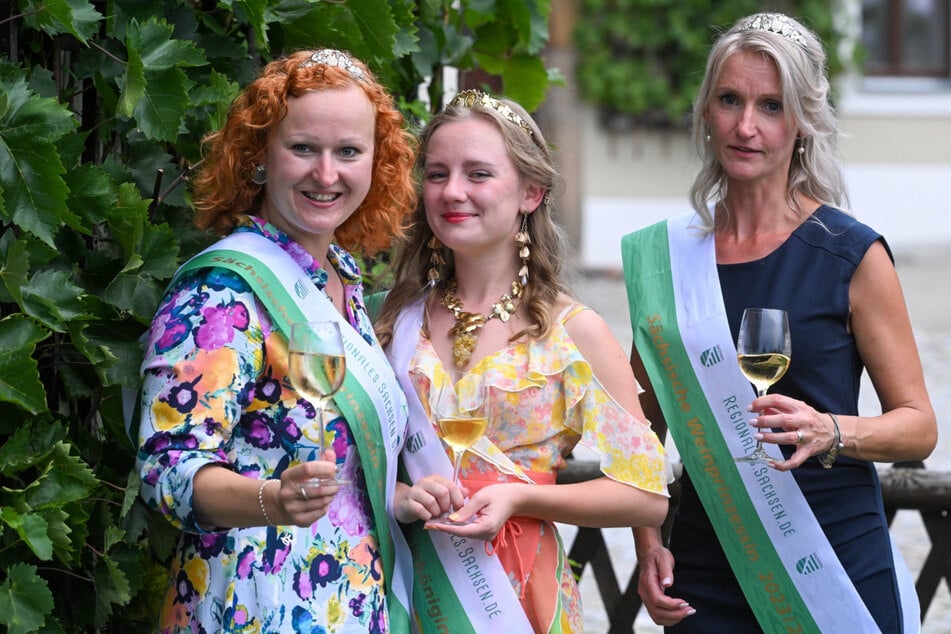 Frisch gekürt - die Sächsischen Weinhoheiten (v.l.): Weinprinzessin Sabine Leonhardt (39), Weinkönigin Alona Chesnok (24) und Weinprinzessin Nicole Baumgärtner (40).