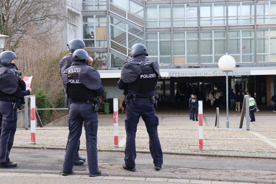 An einer Schule in Wiesloch im Rhein-Neckar-Kreis waren zahlreiche Polizisten im Einsatz.