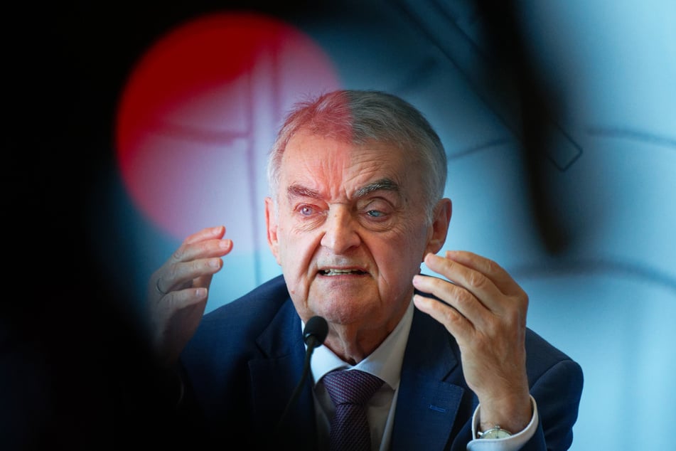 Reul ist schon länger gesundheitlich angeschlagen. Zuvor hatte er bereits mit Ausspracheproblemen zu kämpfen.