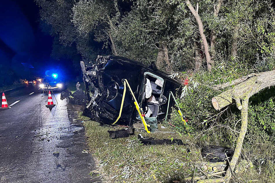 Das Auto mähte einen Baum nieder und landete auf dem Dach.