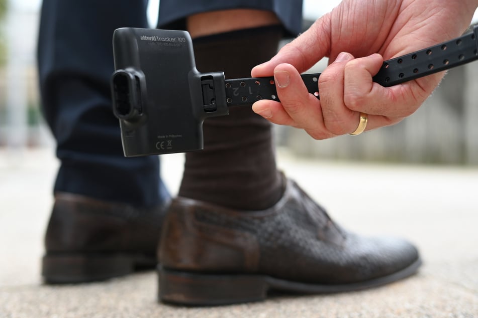 Nach einem Beschluss des Bundeskabinetts müssen Täter fortan eine Fußfessel tragen, die das Opfer warnt, wenn der Täter in der Nähe ist. (Symbolfoto)