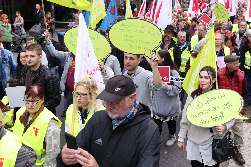 Am Samstag haben in Düsseldorf mehrere Tausend Menschen für mehr Entlastung für Geringverdiener demonstriert.