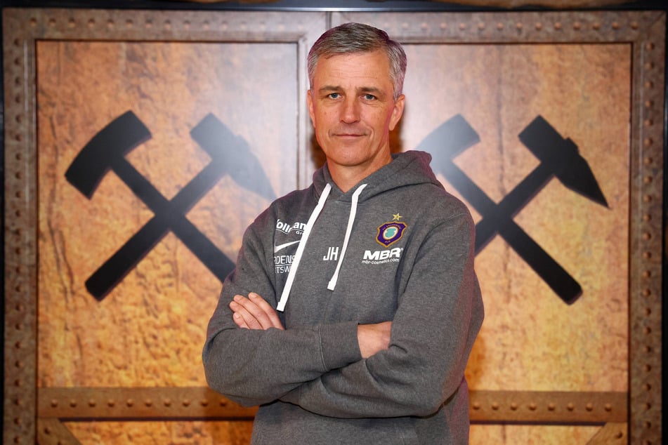 Steckt hinter den Türchen eine Verstärkung für FCE-Trainer Jens Härtel (56)? Wäre dringend notwendig im Abstiegskampf.