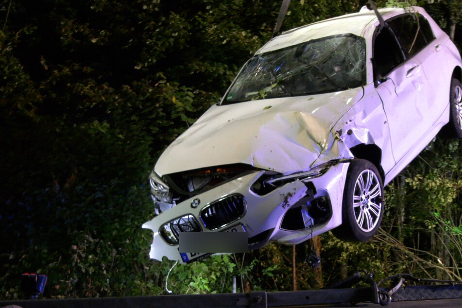 Zunächst musste der auf dem Dach liegende BMW aus dem Gebüsch befreit werden, ehe das Auto abgeschleppt werden konnte.
