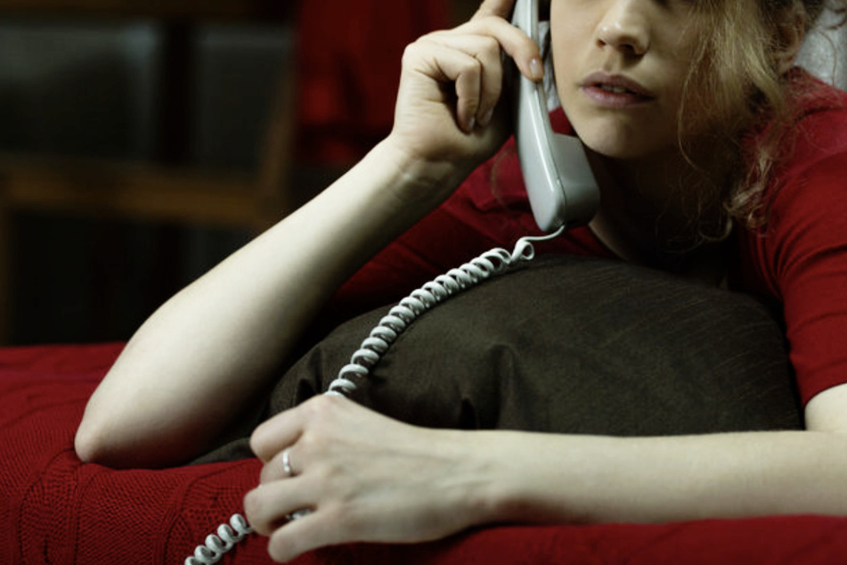 Eine Frau ruft die Telefonseelsorge an. Viele Mitarbeiter einer britischen Telefonseelsorge-Organisation haben die Nöte von Anruferinnen missbraucht. (Symbolbild)
