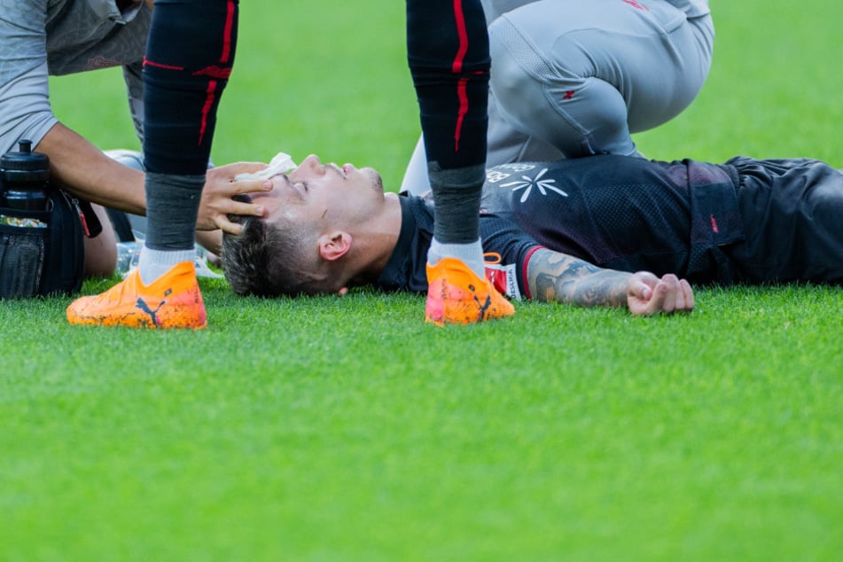 Alejandro Grimaldo musste nach minutenlanger Behandlung ausgewechselt werden.