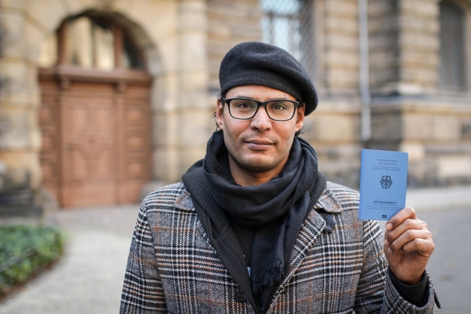 Er hat es geschafft: Moussa hat einen Pass für Staatenlose.