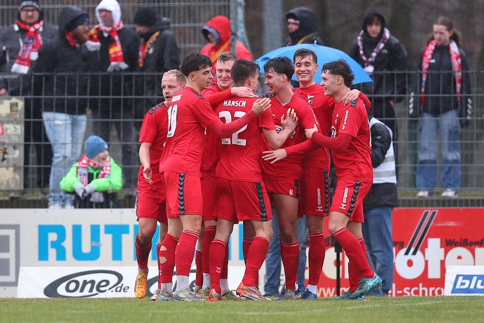 Jubel bei Meuselwitz nach dem 2:0-Treffer.