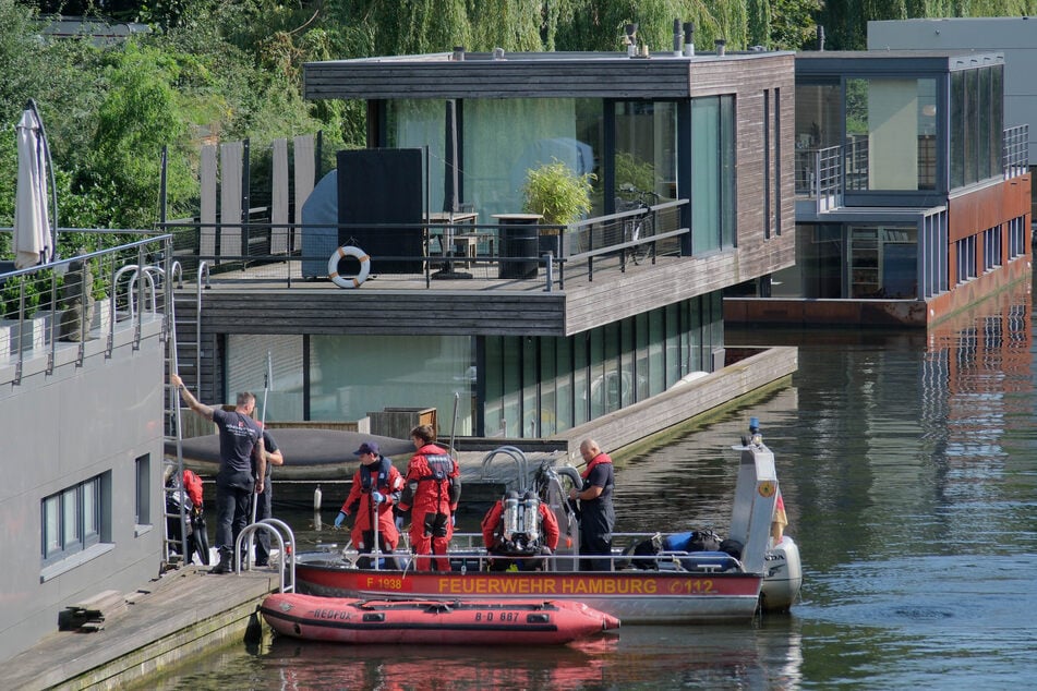 Die Feuerwehr barg die männliche Leiche aus dem Eilbek-Kanal.