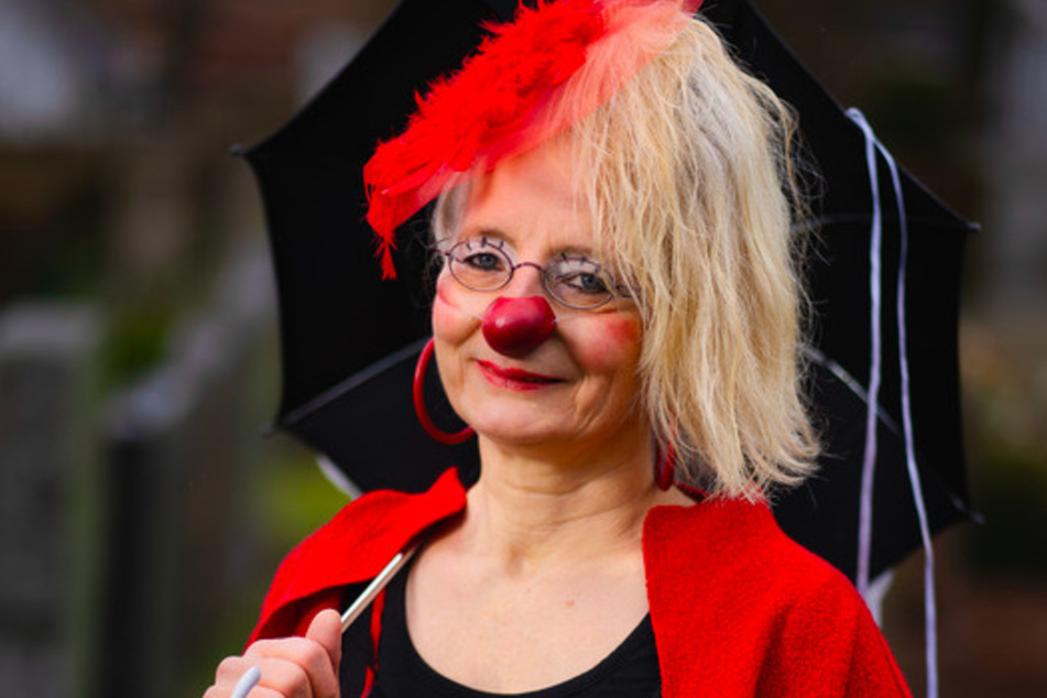 Birgit Sauerschell (56) ist Psychologin und arbeitet in erster Linie als Klinikclown, bietet jedoch auch Dienste als Beerdigungs- oder trauernden Clown an.