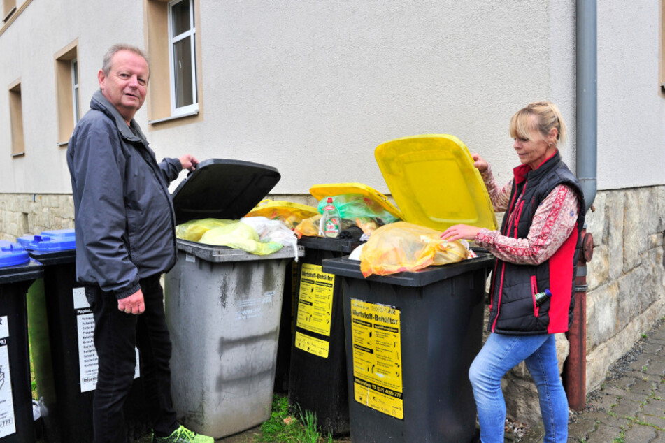Detlef (65) und Gabriele Geipel (63) ärgern sich über überquellende Mülleimer vor ihrem Haus.