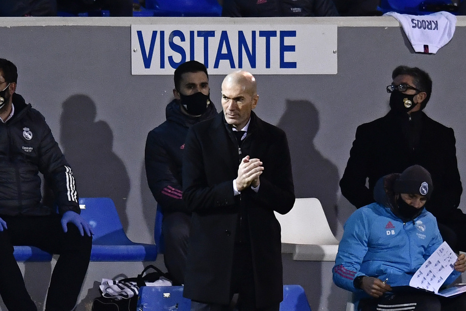 Real-Trainer Zinedine Zidane (48) mit versteinerten Miene.