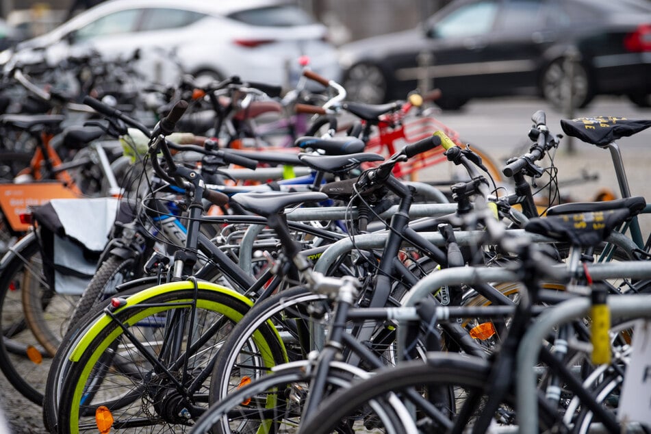 Wer in Berlin sein Fahrrad an der Straße abstellt, riskiert Opfer von Diebstahl oder Vandalismus zu werden. (Symbolbild)