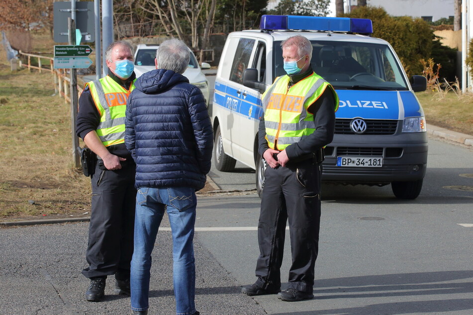 Im Februar rückte die Polizei auch an der deutsch-tschechischen Grenze bei Ebersbach/Jirikov zu verstärkten Kontrollen an, um den Zigaretten-Handel zu unterbinden.