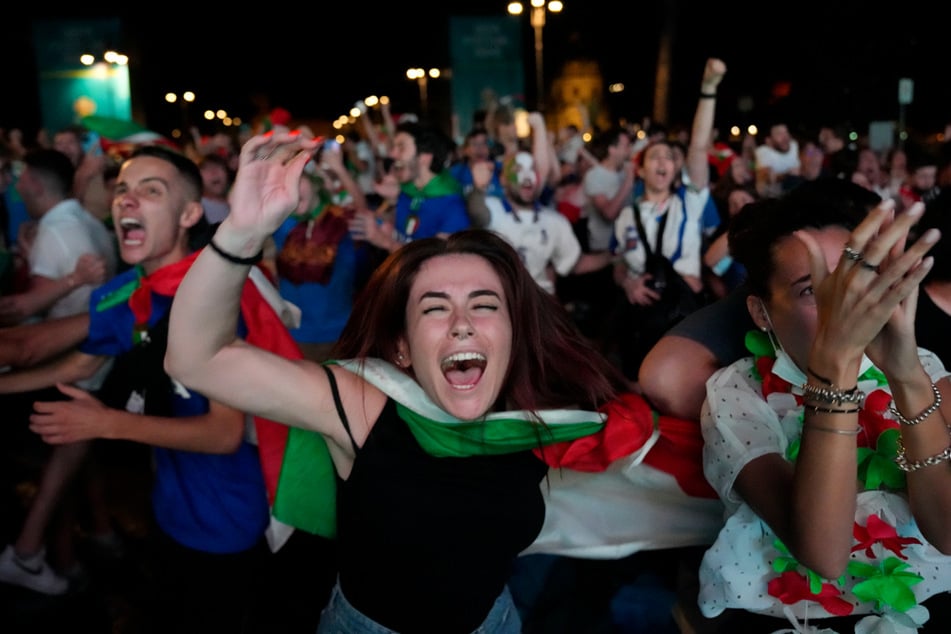 Nach dem Sieg ihrer Nationalmannschaft kannten die italienischen Fans kein Halten mehr.