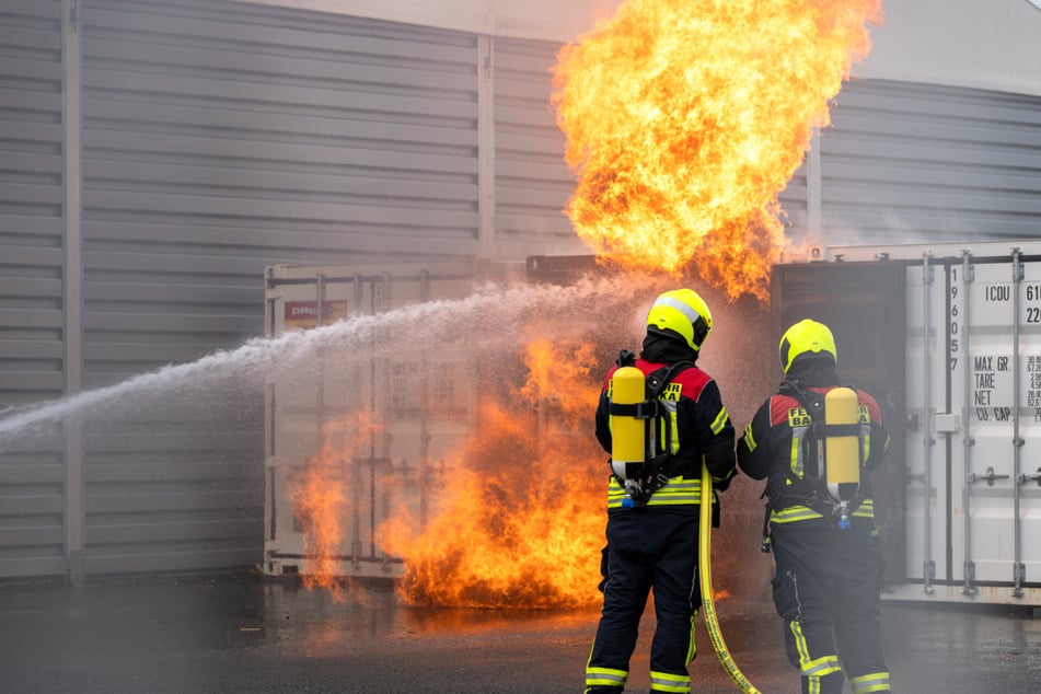 Überseecontainer mit Batterien brennt: Polizei fährt durch Ort und warnt die Anwohner