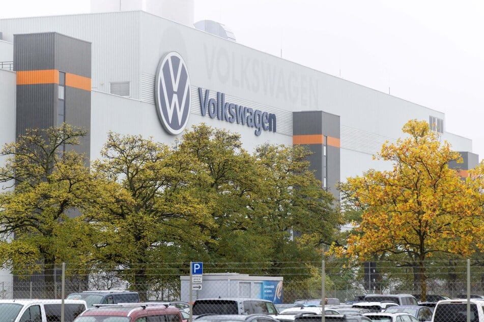 Hinter dieser Fassade wird jetzt auch rückwärts gebaut: Das Zwickauer VW-Werk steigt in die Fahrzeugdemontage ein.