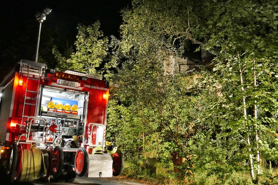 Ein Feuerwehrauto vor dem Haus in Hilchenbach, in dem die Polizei im August 2020 die Leiche des 74-Jährigen fand.