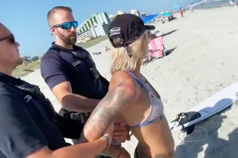 Die Frau wurde am Strand in Handschellen gelegt.