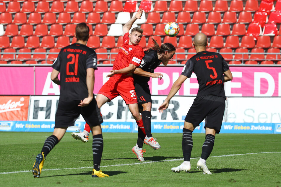 FSV-Stürmer Elias Huth (2.v.l.) im Kopfballduell mit Ingolstadts Björn Paulsen.