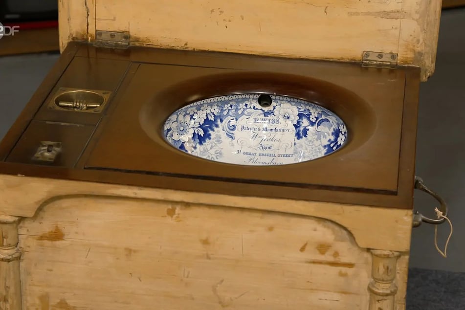 Die Reisetoilette wurde einst in England hergestellt.